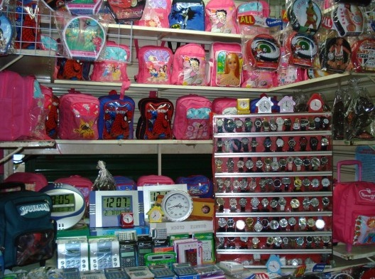 Imagem 8 – Shopping Popular de Cuiabá, prateleira de diversos, maio 2008