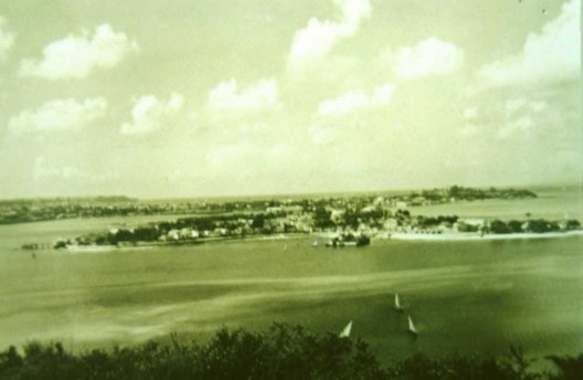 Vista da península a partir de Plataforma com Salvador ao fundo