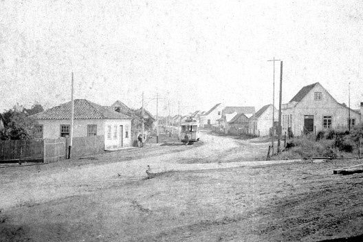 Vista do arrabalde do Portão, em 1916, destacando o bonde elétrico, o calçamento e a rede de iluminação pública e mostrando a ampliação da infraestrutura e serviços urbanos para além da área central de Curitiba