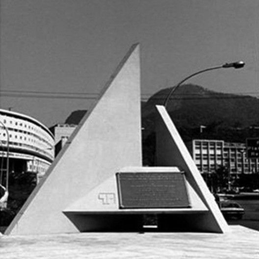 Marco de inauguração da Autoestrada Lagoa-Barra, Rio de Janeiro, 1981