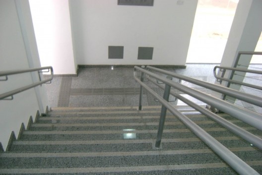 Patamar reduz largura de saída da escadaria