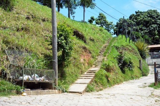 Urbanização do Banhado, desnível entre a comunidade e o centro urbano, local para instalação das três praças-feiras, São José dos Campos SP, 2019. Coordenadores Jeferson Tavares e Marcel Fantin / PExURB IAU USP