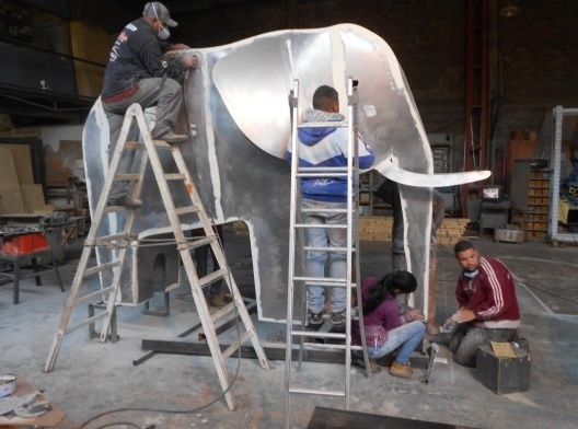 Guto Lacaz, “Ulysses, o elefante biruta”, construção, Parque Pedreira do Chapadão, Campinas, 2014