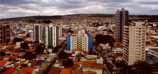 Centro de Vitória da Conquista : vista de duas importantes ruas abordadas no projeto