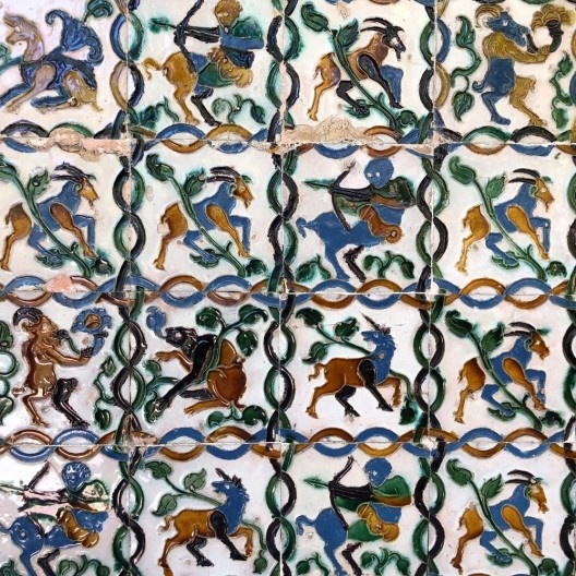 Azulejaria sobre as paredes externas do Pavilhão de Carlos V, nos jardins do Alcázar