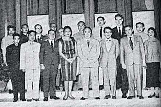 Artigas (o terceiro à direita na primeira fila) e Liang (o primeiro à esquerda na primeira fila)