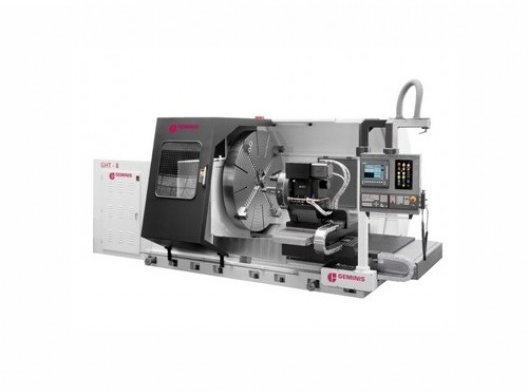 Torno CNC, o painel à direita é a interface homem máquina do controle CNC, que pode ser conectada diretamente ao computador