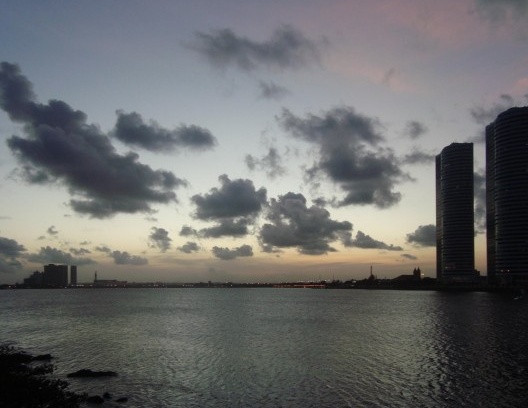 Recife com as torres gêmeas à direita e o perfil da área do Cais da área do Cais Estelita à esquerda das duas duas torres, vista a partir do bairro Brasília Teimosa