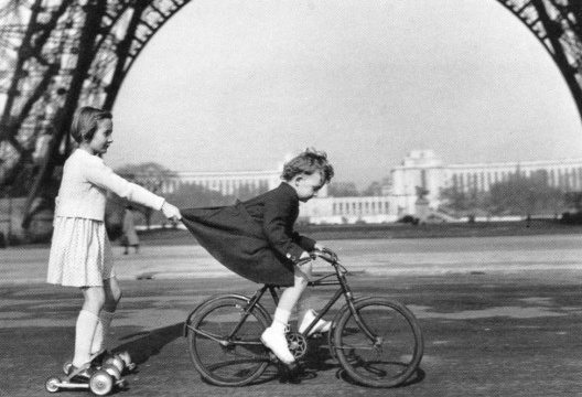 Crianças com patins e bicicleta, Champ de Mars, Paris, 1943