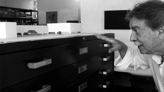 Paulo Mendes da Rocha observando maquete do Cais das Artes em Vitória