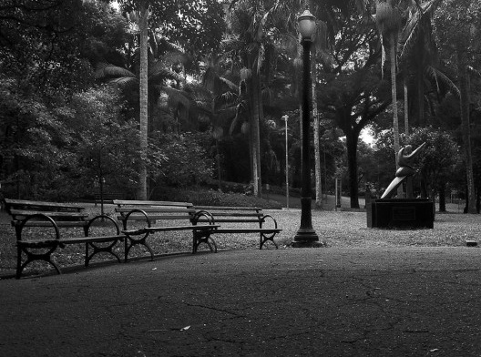 Bancos na Praça Buenos Aires, Higienópolis, São Paulo