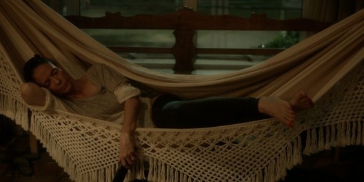 Clara dorme na rede da sala em seu apartamento, cena do filme Aquarius, filme de Kleber Mendonça Filho