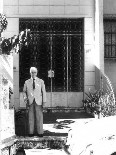 Sr. Adelpho Poli Monjardim, defronte à sua casa, na Rua Barão de Monjardim Foto divulgação