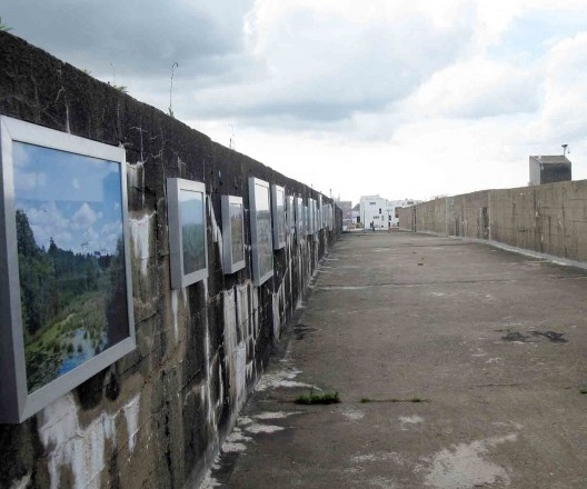 O uso das vigas como uma galeria ao ar livre. Nota-se o contraste entre o material usado no bunker e as imagens das paisagens típicas do estuário do Loire