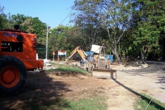 A foto da retro-escavadeira mostra obras de expansão do estacionamento fora da área de piquenique, na tarde de 29 de abril de 2006