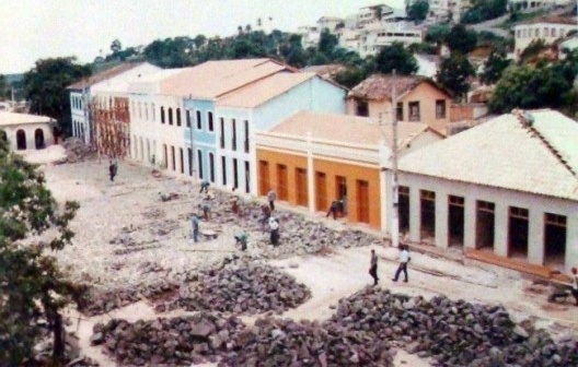 Pavimentação do Largo do Chafariz com pedras marroadas, durante as obras de restauro em 1997/98