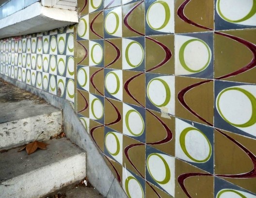 Centro Comercial do Restelo, Lisboa, 1949-1956, pormenor dos elementos de repetição. Raúl Chorão Ramalho (arquitetura) e Querubim Lapa (revestimento em azulejo)