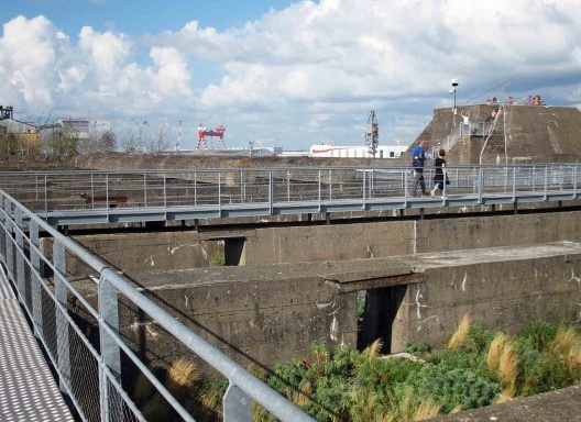 Detalhe das vigas no topo do bunker e os pontilhões de circulação