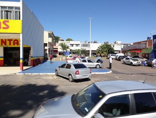 Área comercial das quadras 700 junto à via W3 Norte