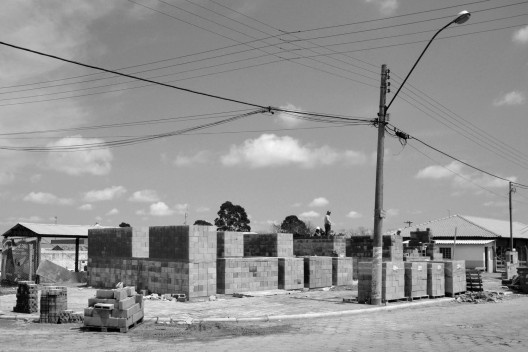 Sede de uma Fábrica de Blocos, Avaré SP Brasil, 2015. Arquitetos André Nunes, Anna Juni, Enk te Winkel e Gustavo Delonero (autores) / Vão Arquitetura