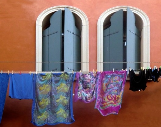 Janelas e varal com roupas, Veneza Foto Christiane Lisboa