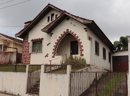 Residências populares térreas: dois volumes. Corpo principal e varanda projetada. Localização: rua Frei Gabriel, Lajes