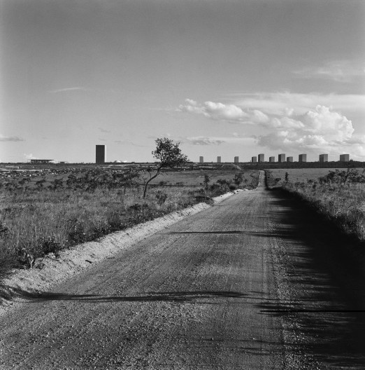 Vista do Eixo Monumental a partir do norte, com o Palácio do Planalto e o Congresso Nacional, à esquerda e a Esplanada dos Ministérios, à direita, c. 1958