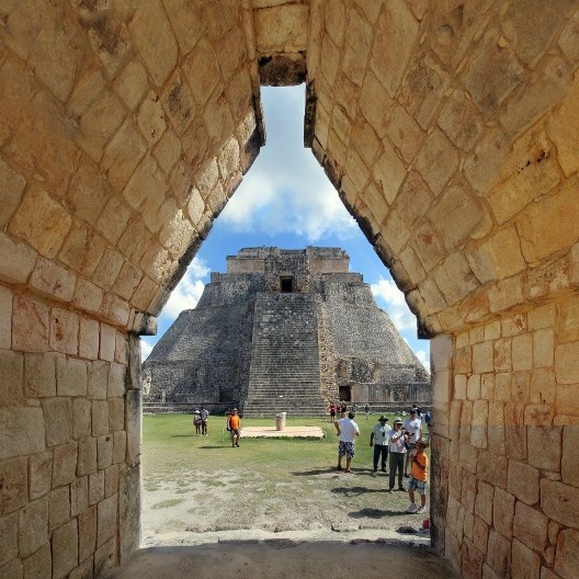 Uxmal, Pirâmide do Mágico vista do falso arco Maia, México