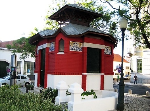 Mobiliário urbano como arte pública: Urinol público