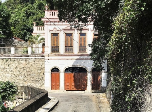 Rampa de início da rua do Aqueduto a partir da rua Almirante Alexandrino. O casarão, provavelmente da primeira metade do século 19, reflete a influência da missão francesa