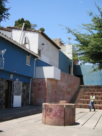 La Chascona, casa do poeta Pablo Neruda, Santiago, Chile. Anexo ao fundo