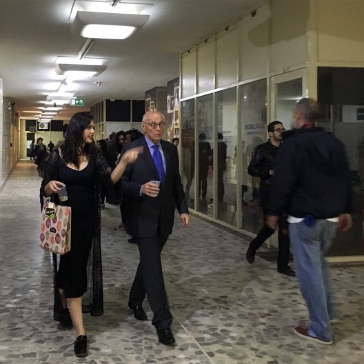 De abrupto, entra no espaço expositivo o Senador Eduardo Suplicy, seguindo quase à risca a letra do poeta – “Todo político tem de ir aonde o povo está”.