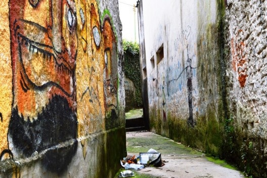 Córrego oculto, no espaço estreito da viela o olhar avança longe