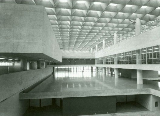 Interior do edifício da FAUUSP da Cidade Universitária com a articulação dos ambientes de ensino em torno de um grande salão central