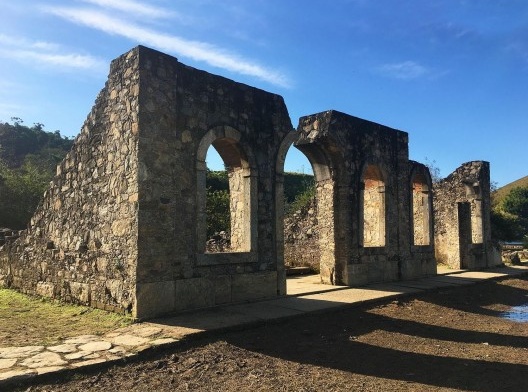 Fachada principal do Casarão do Capitão-Mor com portas e janelas trabalhadas em cantaria na forma de arco