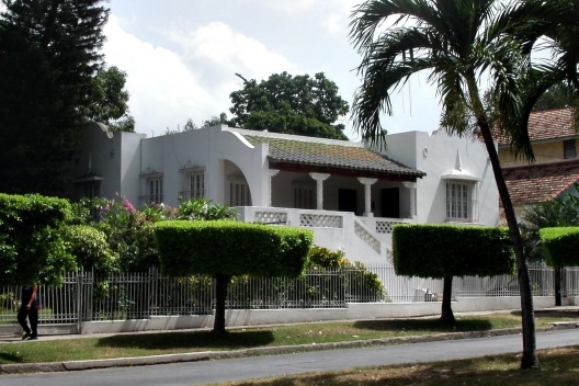 6.Sede del Instituto cubano de amistad con los pueblos de la ciudad de Santiago de Cuba, antigua residencia sita en la avenida Manduley del reparto Vista Alegre.