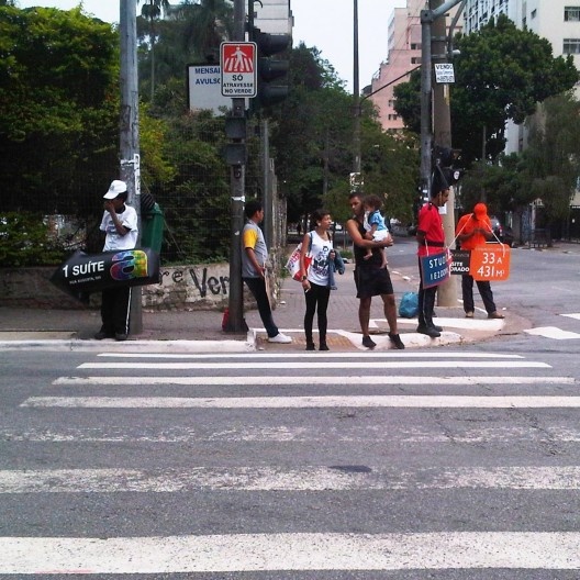 Pessoas aguardando a liberação da faixa de pedestres, São Paulo