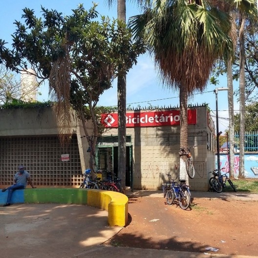 Na praça da Estação Jardim Helena – Vila Mara, algumas bicicletas foram presas e penduradas em árvores e postes devido à lotação do bicicletário