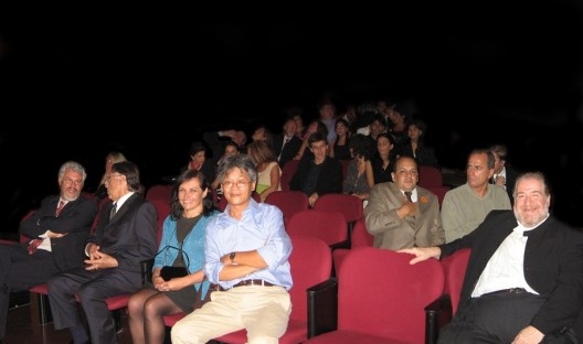 Inauguração do Museu da Língua Portuguesa, Percival Tirapelli, Carlos Lemos, Clara Correia d'Alambert, Victor Hugo Mori e Mauro Bondi (primeira flia); atrás, Pedro Mendes da Rocha e Nelson Brissac