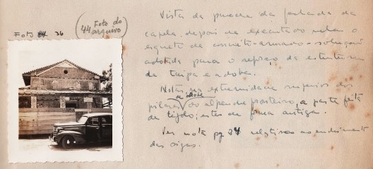 Foto de automóvel em frente da fachada principal da Capela de São Miguel depois da execução do esqueleto de concreto armado, durante as obras de restauração