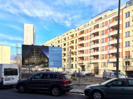 Anúncio de novo empreendimento onde ficava o vazio da “faixa da morte“, na Rua Kommandantenstr. com a Rua Beuthstr