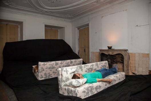 Exposición “A realidade e outras ficções”, comisariada por Mariana Pestana, obra “Slowly Ceiling”, de Alex Schweder, Trienal de Arquitectura de Lisboa