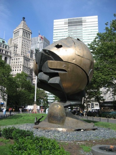 O monumento que representa o mundo, que estava na praça central do WTC, e foi salvo depois do atentado do 11 de setembro de 2001