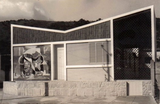 Fachada sudoeste da Residência Luiz Stheling (1952) com painel de Edson Motta