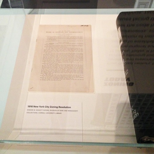 Resolução de zoneamento da cidade de Nova York, datada de 1916. Museu da Cidade de Nova York, Nova York. jan. 2017