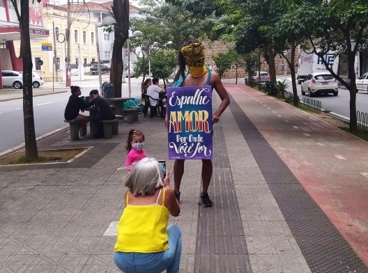 Mulher e criança que pediram uma foto