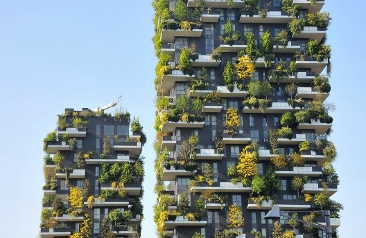 Milano, Porta Nuova. Edifício Residencial Bosco Verticale projeto Boeri Studio foi inaugurado em outubro de 2014 como parte de um projeto de reforma urbana. Formado por duas torres, uma de 80 e outra de 112 metros, que abrigam árvores de portes pequeno, m