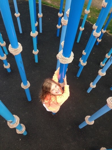 Minha filha Yasmin em uma das praças infantis que ela e o pai descobriram durante seus percursos pela cidade