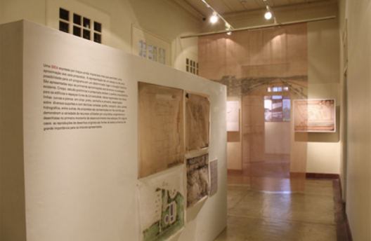 Exposição O tempo das construções, realizada no Centro de Preservação Cultural da USP (2013-2014), fruto da pesquisa no arquivo da SEF USP com curadoria de Sabrina Fontenele