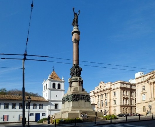 O obelisco Glória Imortal, no Largo Pateo do Collegio, jun. 2012
